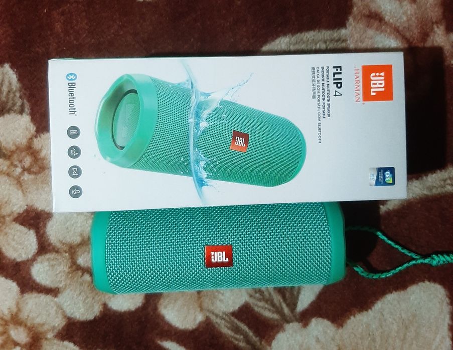 Vând boxa jbl flip4 în stare bună în cutie