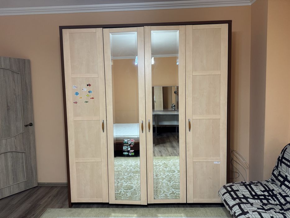 Продам шкаф, трюмо и 2 тумбы в хорошем состоянии.