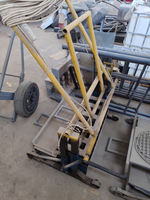 Продаются 4 станка для формовки шлакоблока