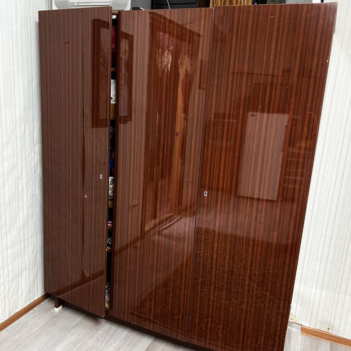 Шифоньер добротный бесплатно