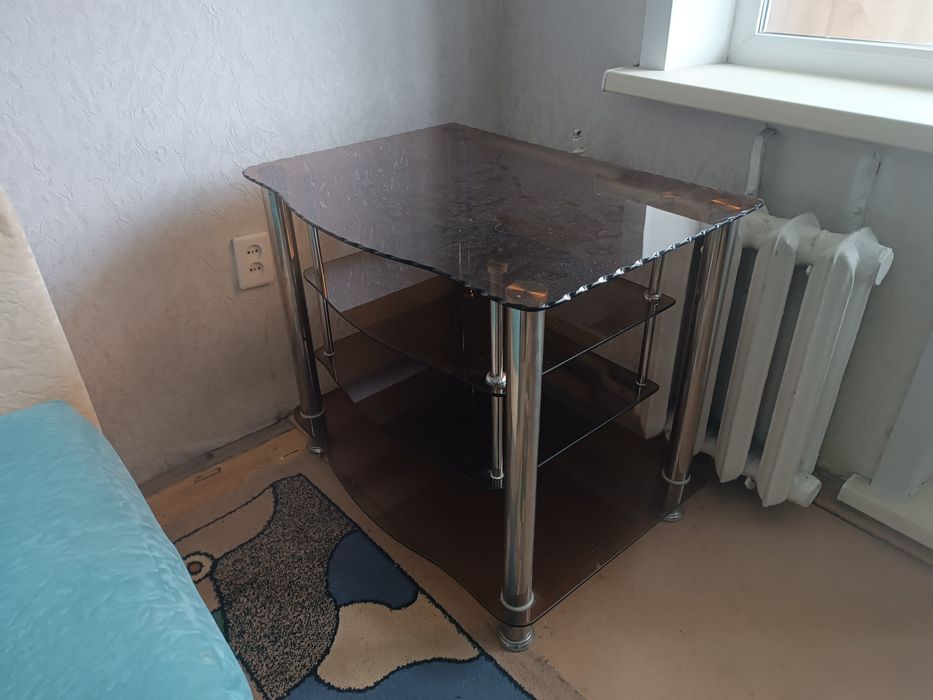 Отдам диван, кресло, тумбочки