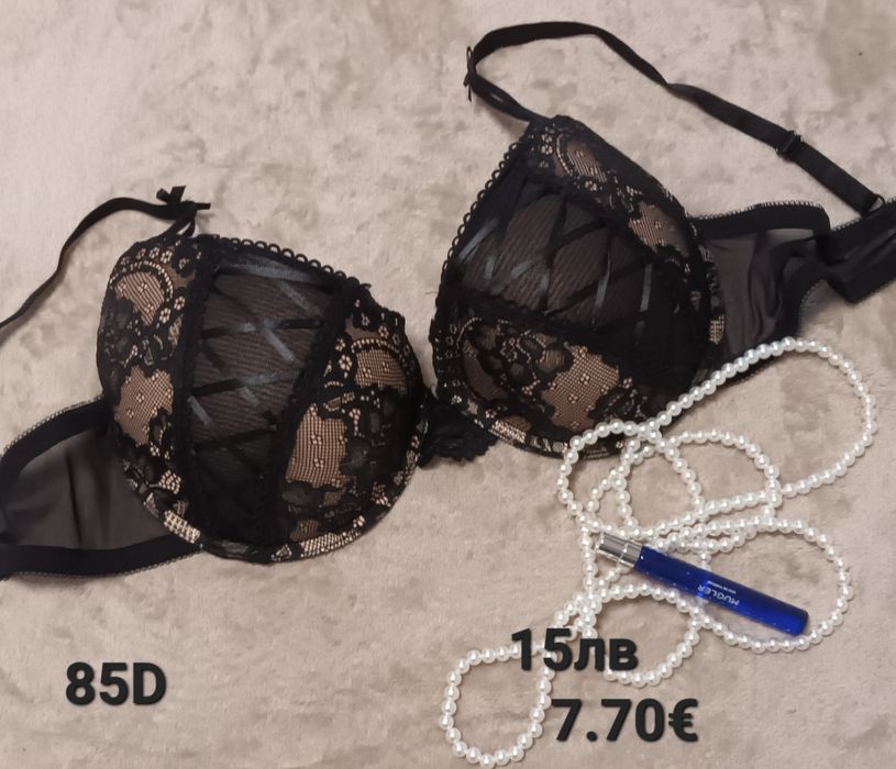 Сутиени цени и размери са написани върху всяка снимка