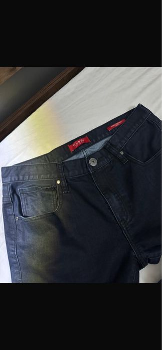 дженсы фирма Guess