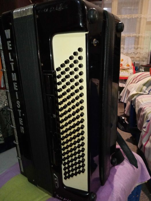 Продавам акордеон WELTMEISTER S5