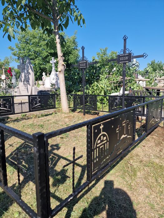 Felinar , masa și scaune din granit negru , cruce , gard funerar