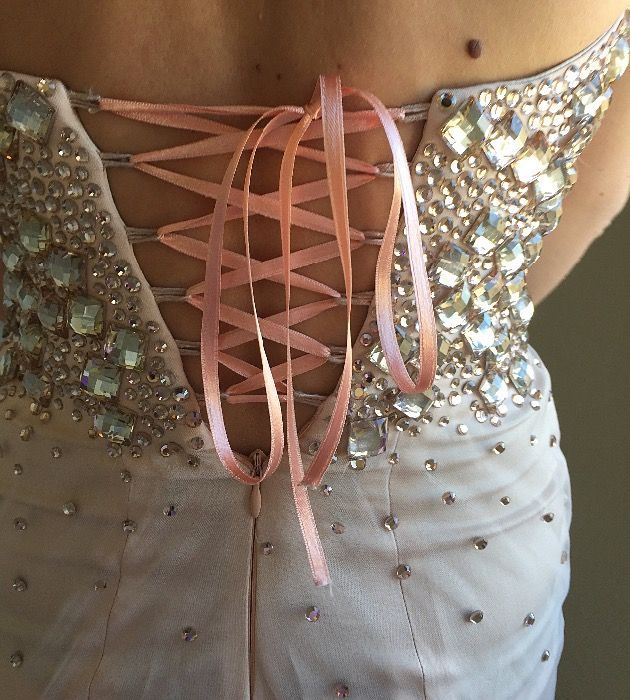 Продавам официална рокля с камъни Swarovski