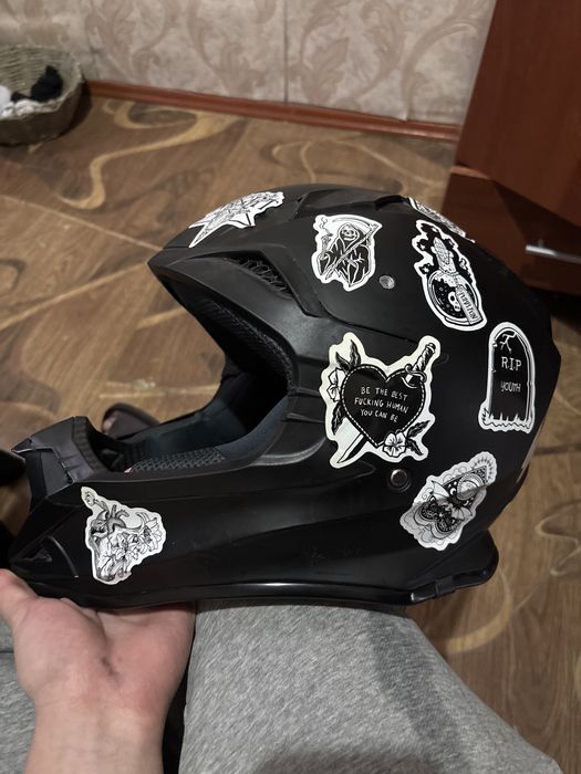 Шлем ни разу не падал с него одевал два раза