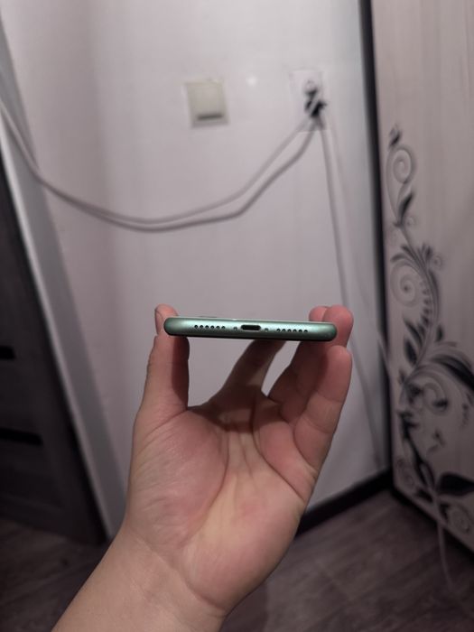 Продам Айфон 11 64 в отличном состояние