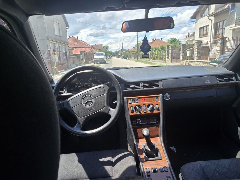 Mercedes E220 W124 T model retro