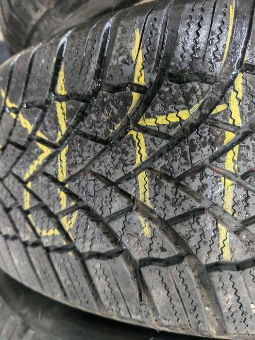 Зимни гуми 17" дот2219  215/60/17