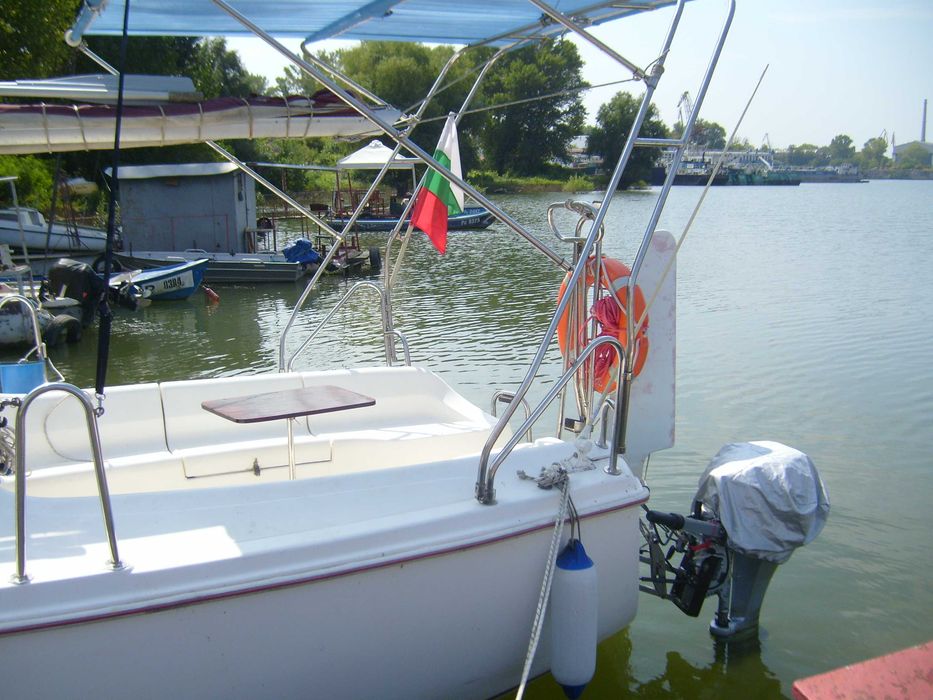 Ветроходна яхта с извънбордов двигател Хонда 20...