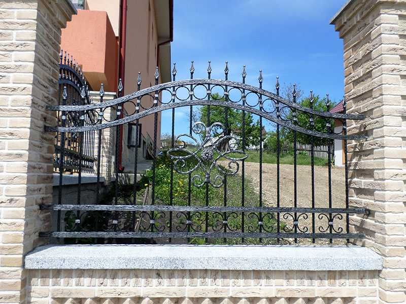 Garduri si porti diferite materiale modele si pretuti