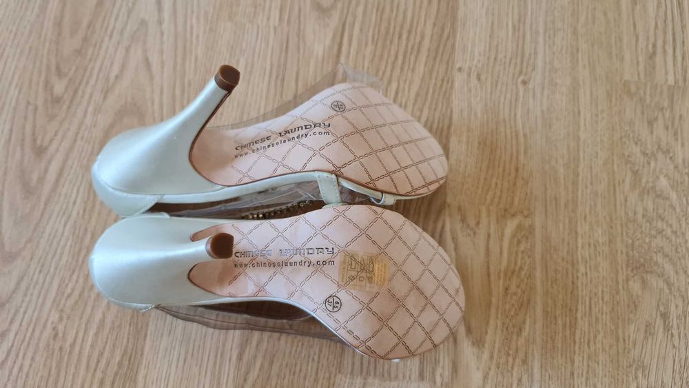 Pantofi albi marimea 37