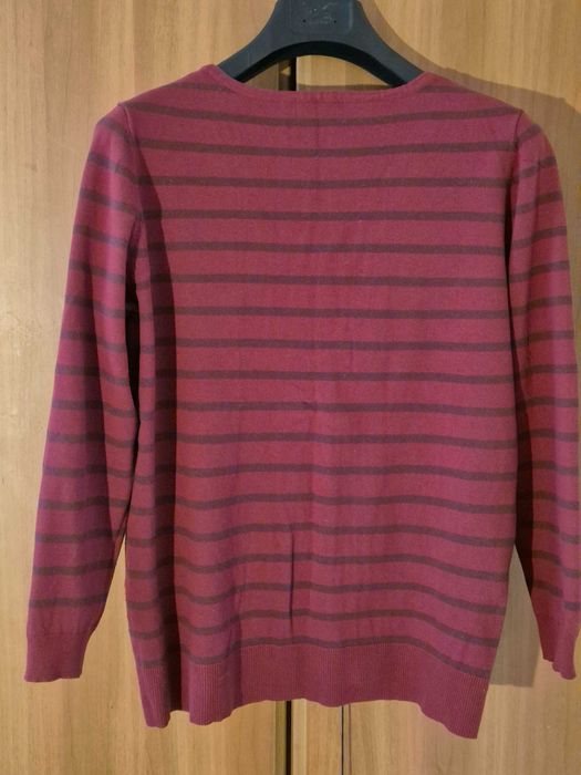 Pulover roșu închis cu decolteu în V și dungi subțiri orizontale, XL