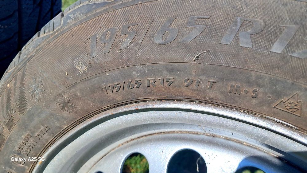 Vând cauciucuri de iarnă 195/65  R15. 91T