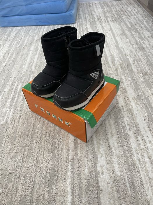 Продам детские кроссовки