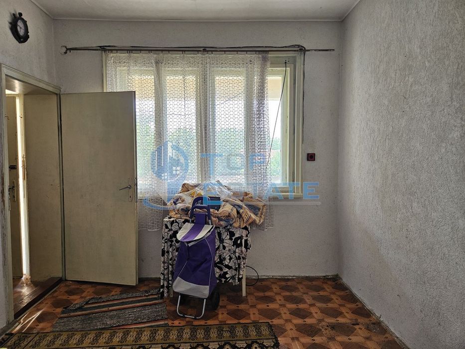 Здрава тухлена къща с кладенец в село Караисен