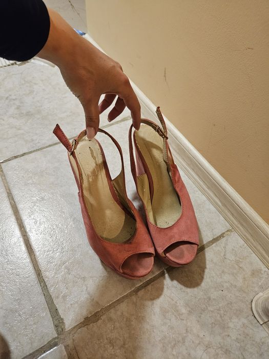 Елегантни обувки на ток