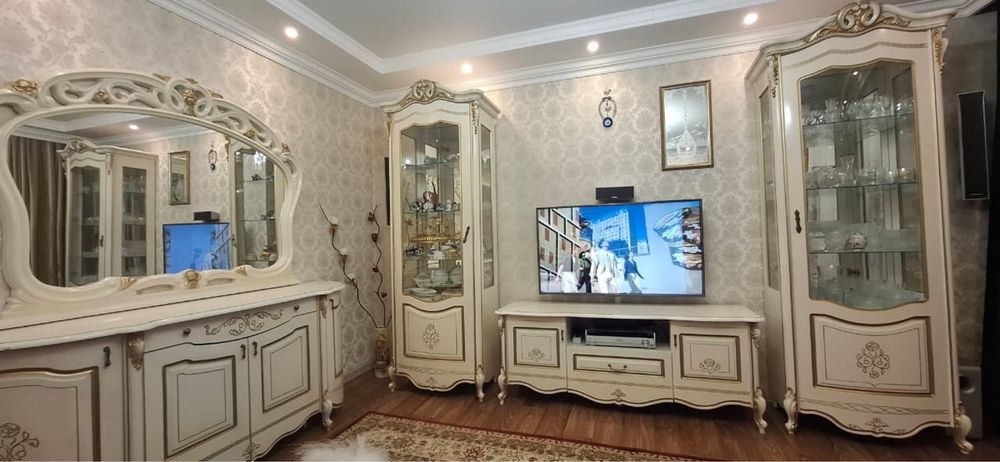 Стенка для гостиной с витринами и зеркалом