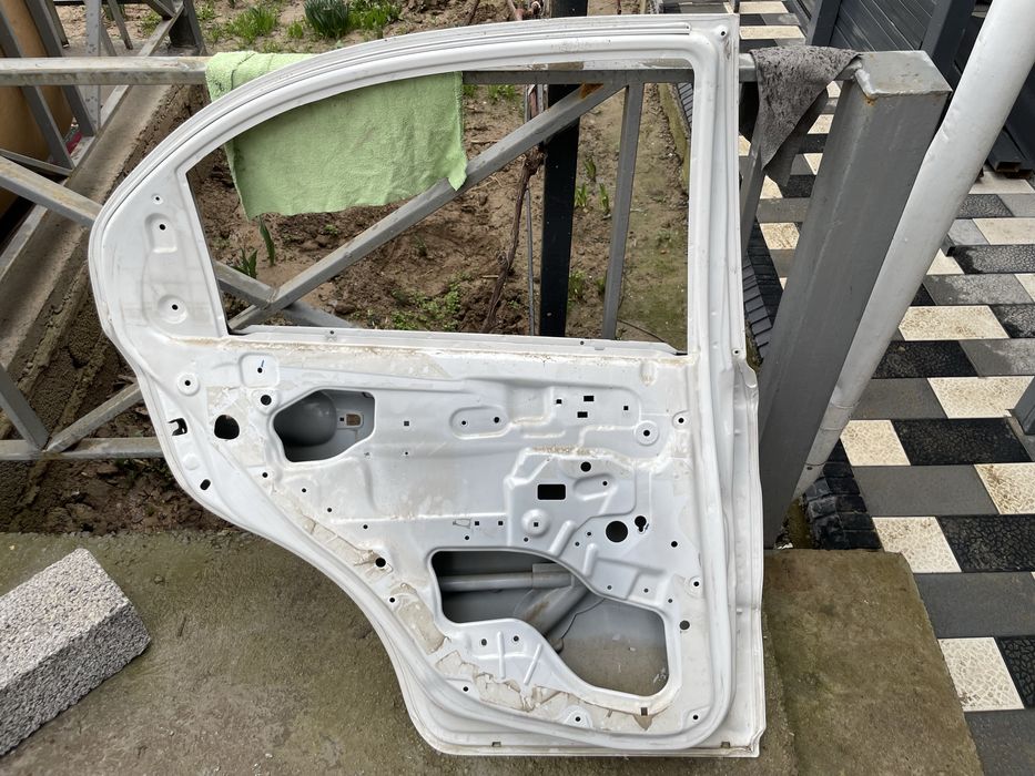 Запчасть машины (дверь)