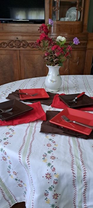 Керамични чинийки с вилички и салфетки