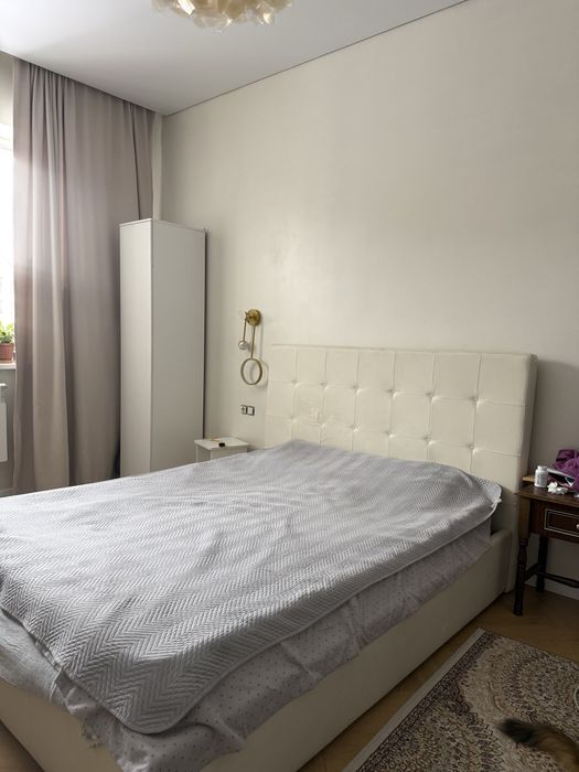 Продаю белую двуспальнаю кровать 1,6 м