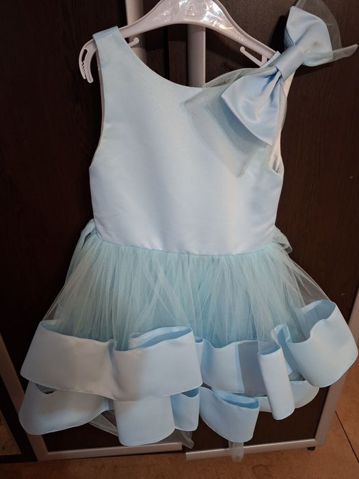 Продам платье на возраст 4-6 лет