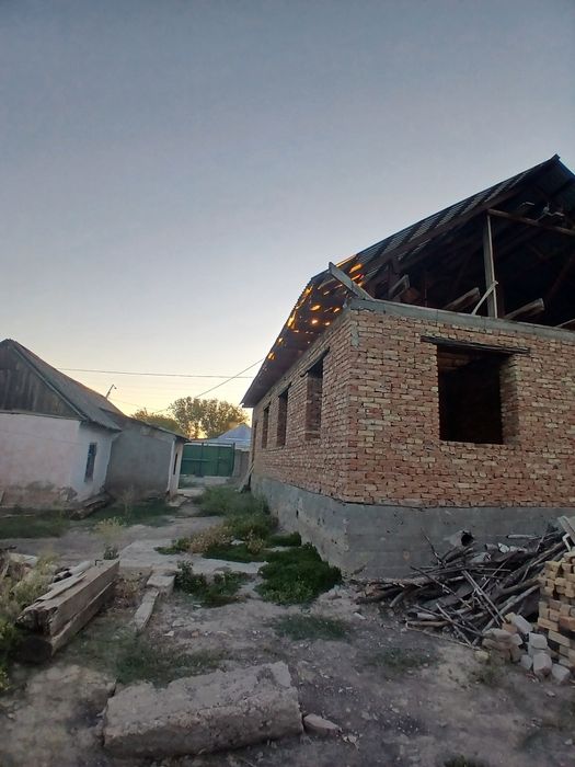 Продаю кирпичный дом с времянкой