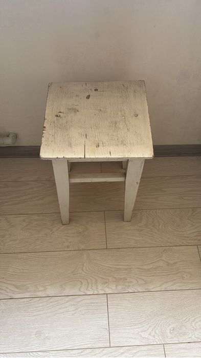 Стол для кухни со стулом и табуреткой