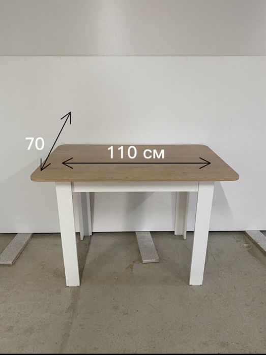 Стол/кухонный/табуретками