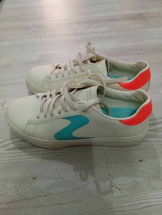 Skechers purtați de doua ori