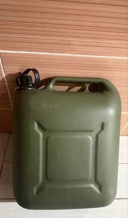 Канистра бензина 20 литров
