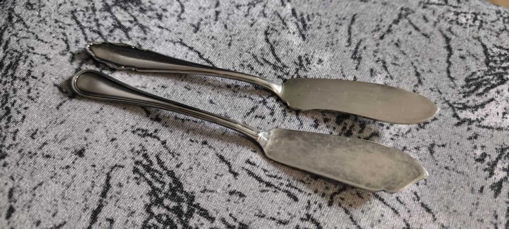 Дълбоко посребрените ножове за масло и риба.