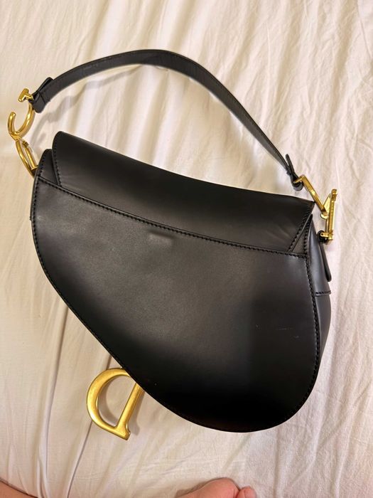 Geanta saddle, neagra cu accesorii aurii