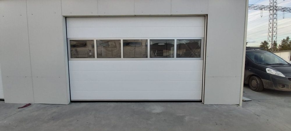 Usa de garaj sectionala izolata 2500L/2000H + automatizare cu 2 telec.