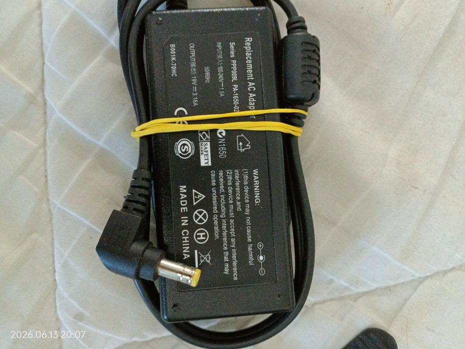 Alimentatoare laptop diverse, toate funcționale.