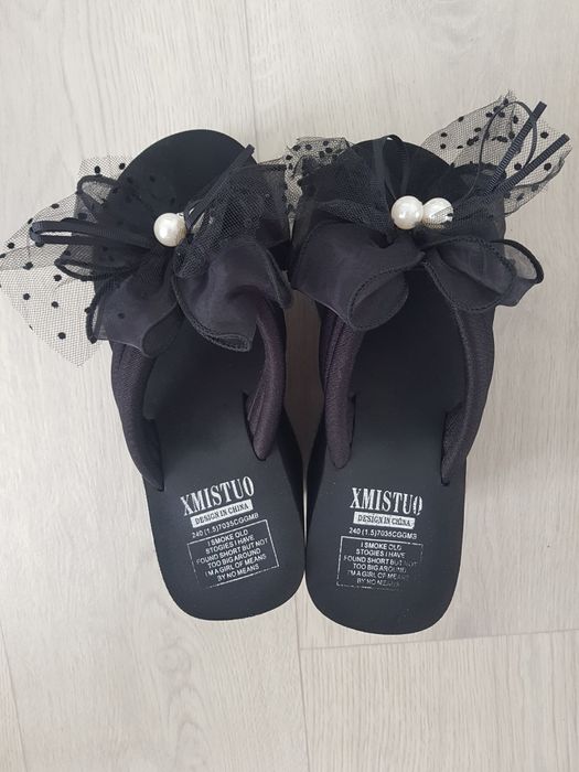 Шлёпанцы черного цвета на высокой платформе