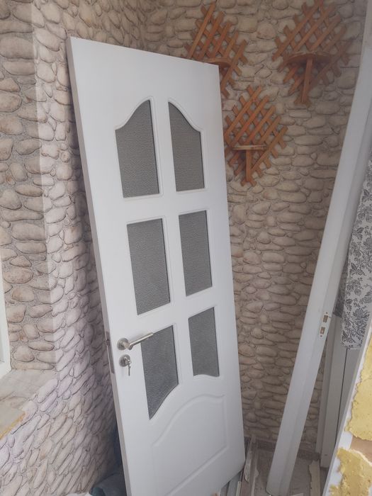 Vând ușă albă din lemn 200 / 70 cm cu tot cu toc și cheii.