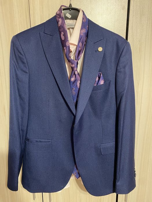 Официален костюм