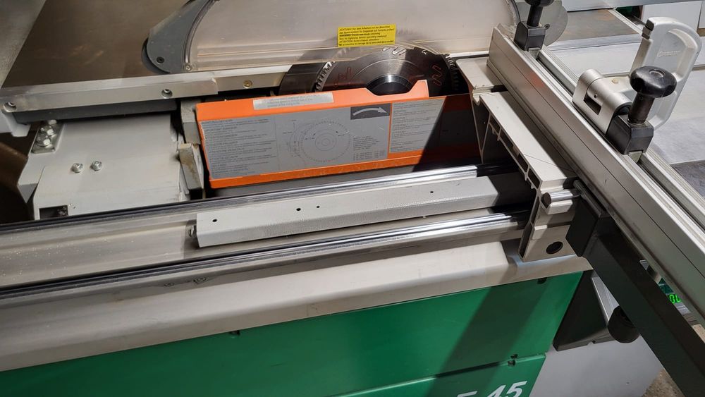 Продавам форматно-разкроващ циркуляр Altendorf F 45
