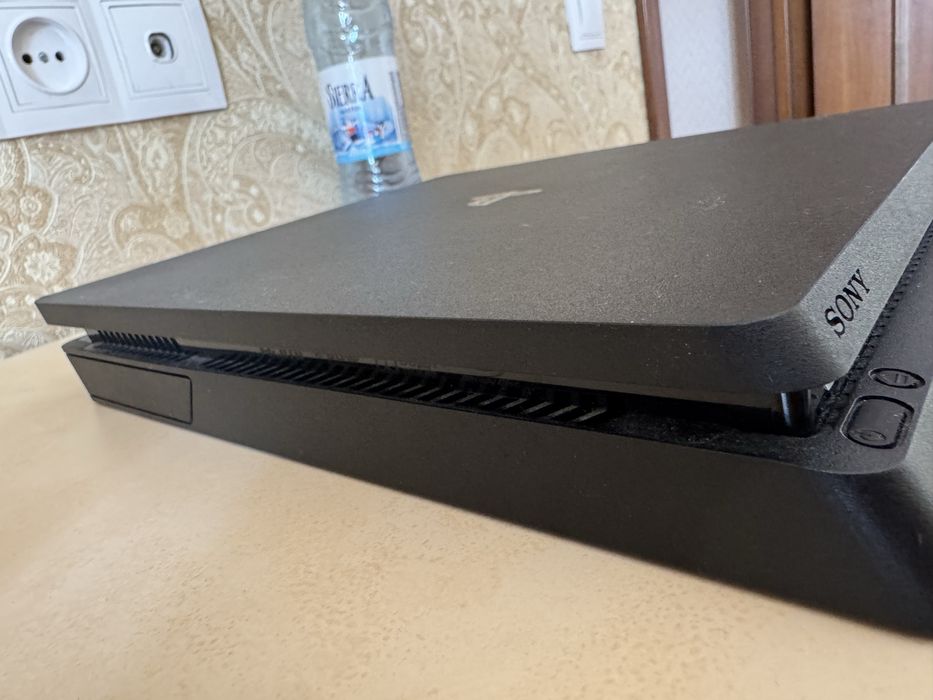 Playstation 4 slim