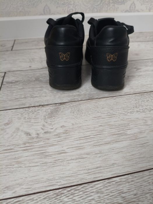 Продам стильные кроссовки