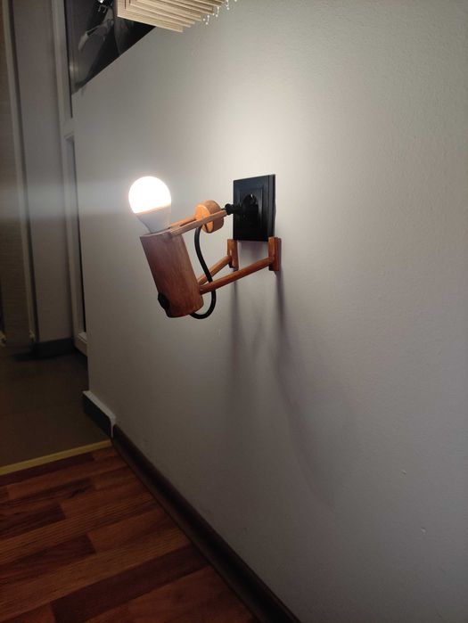 Нощна лампа от дърво