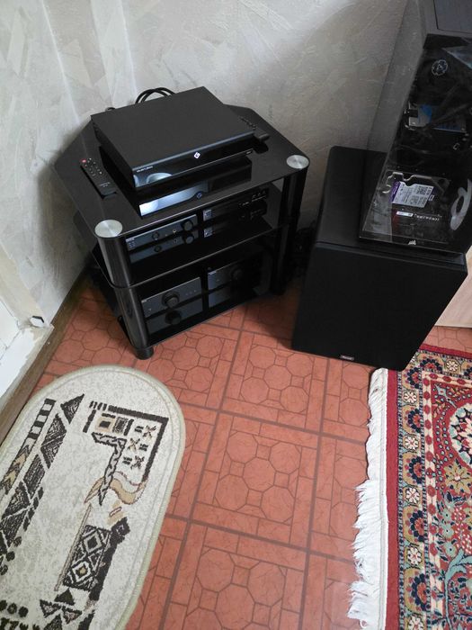 Masuta din sticla securizata culoare black pe 2(doua) nivele pentru diferite componente electronice.