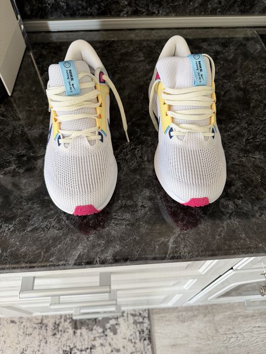 Продавам нови маратонки NIKE, номер 43, дължина на стелаката 27,5 см.