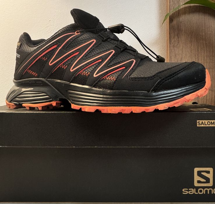 Adidasi Salomon.