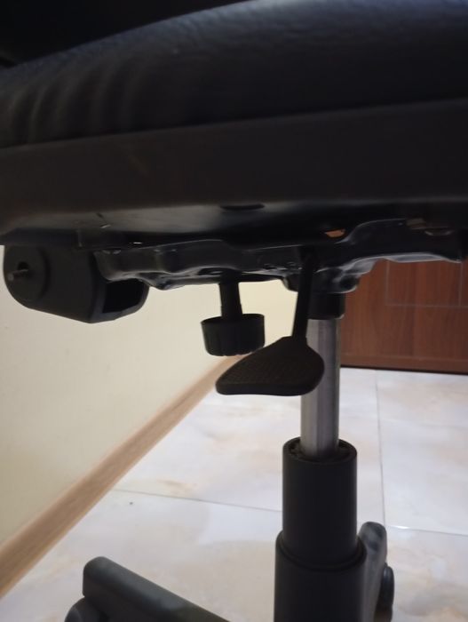 Офис стол / кожа / регулиращ