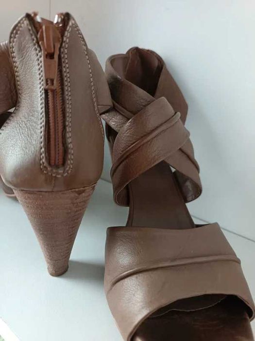 vand sandale pile naturala cu toc