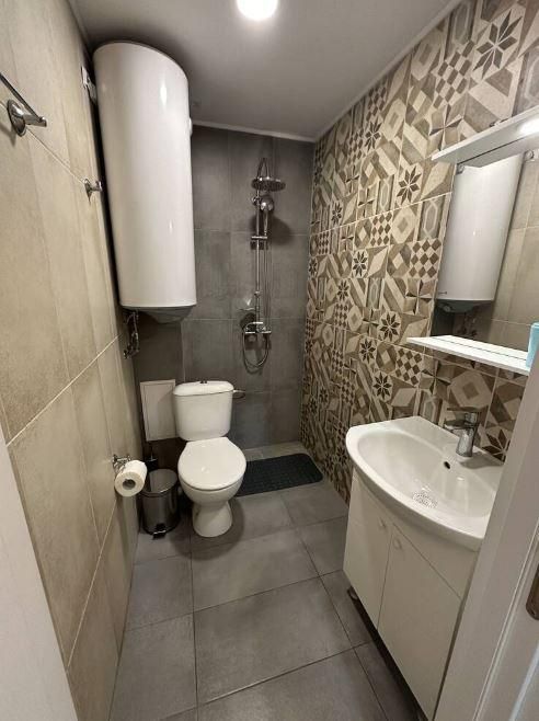 Дава се под наем Едностаен апартамент в Варна, Център - 30 кв.м за 550 € - Снимка #2