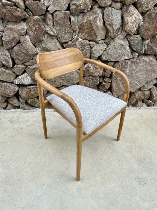 Стол от тиково дърво